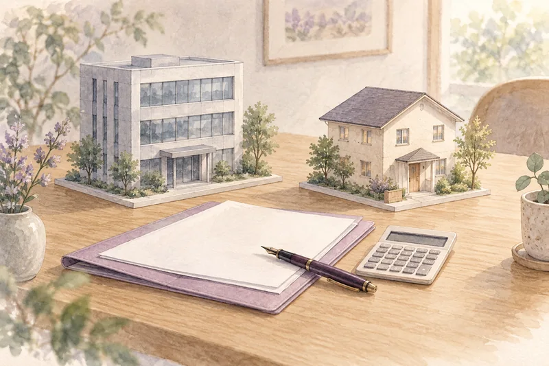 会社と個人の財産を示す、建物と住まいの模型